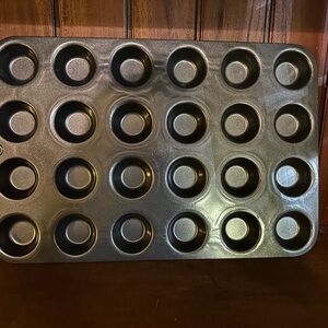 Pampered Chef Deluxe Non-Stick Mini Muffin Cupcake Tart Pan #1606 Never used.